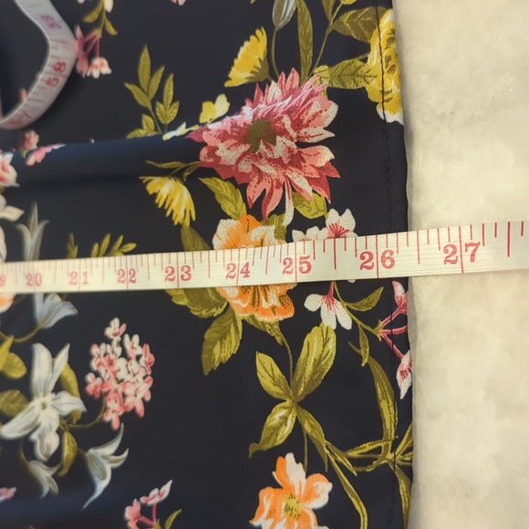 Ann Taylor LOFT Navy Floral ruffled sleeveless blouse size medium - Picture 7 of 10